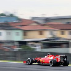 Sebastian Vettel con São Paulo al fondo