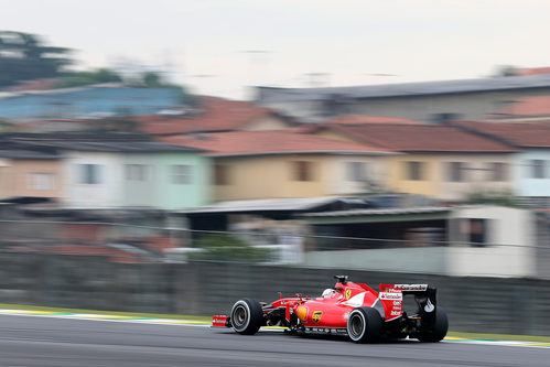 Sebastian Vettel con São Paulo al fondo