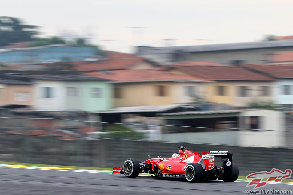 Sebastian Vettel con São Paulo al fondo