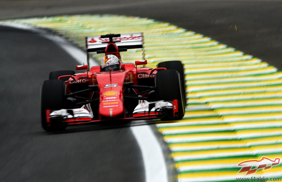 Sebastian Vettel subiéndose a los pianos