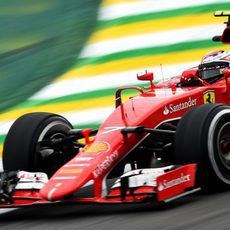 Kimi Raikkonen trazando una curva de Interlagos