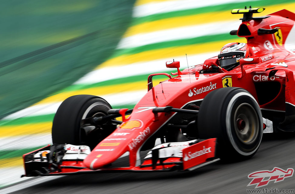 Kimi Raikkonen trazando una curva de Interlagos