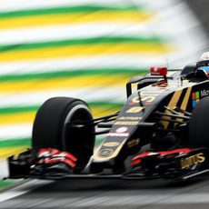 Romain Grosjean apurando los límites de la pista