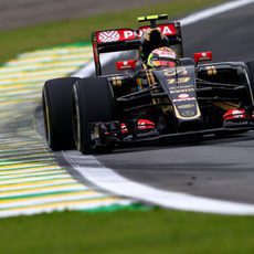 Pastor Maldonado trazando una curva de Interlagos