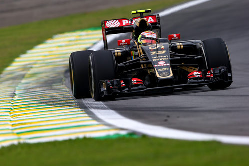 Pastor Maldonado trazando una curva de Interlagos