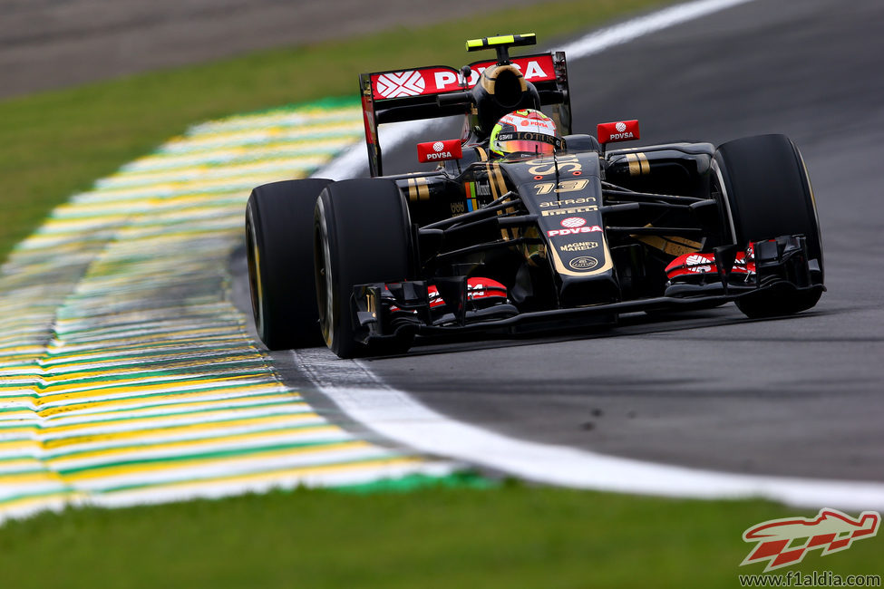 Pastor Maldonado trazando una curva de Interlagos
