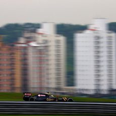 Pastor Maldonado con São Paulo al fondo