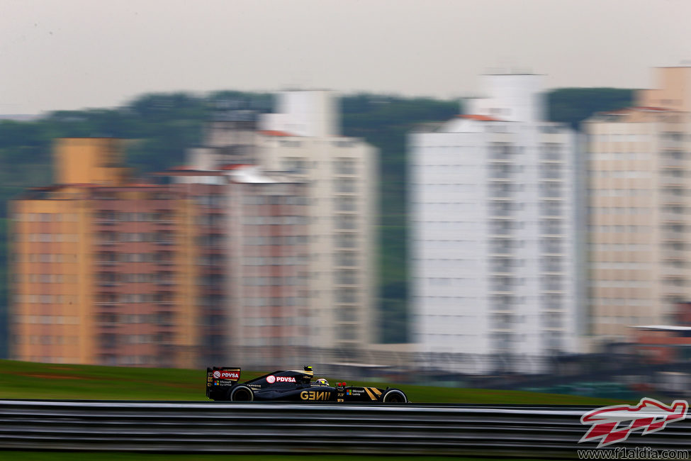 Pastor Maldonado con São Paulo al fondo