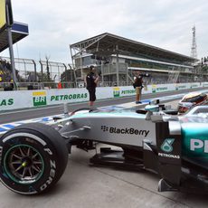 Lewis Hamilton saliendo a la pista