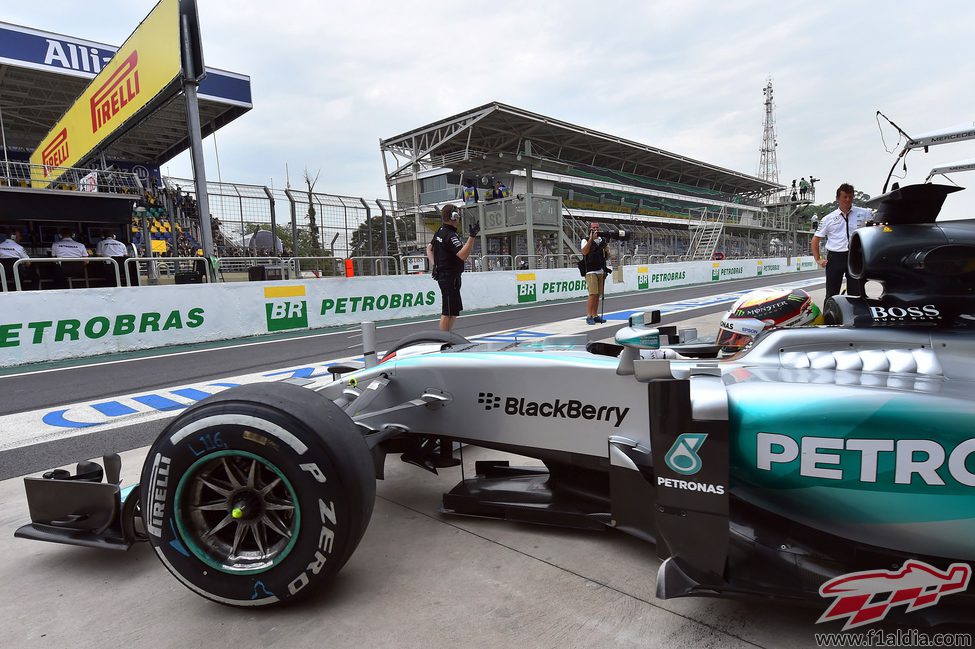 Lewis Hamilton saliendo a la pista