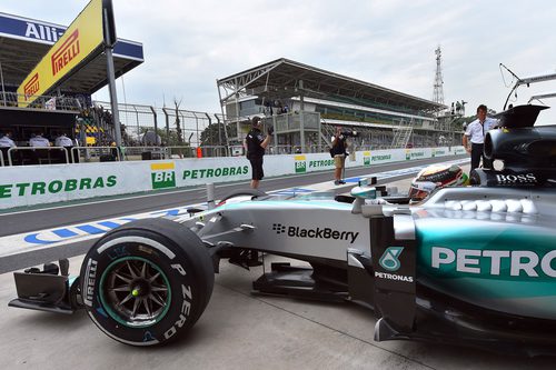 Lewis Hamilton saliendo a la pista