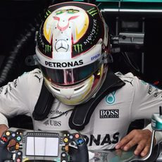 Lewis Hamilton subiéndose a su coche