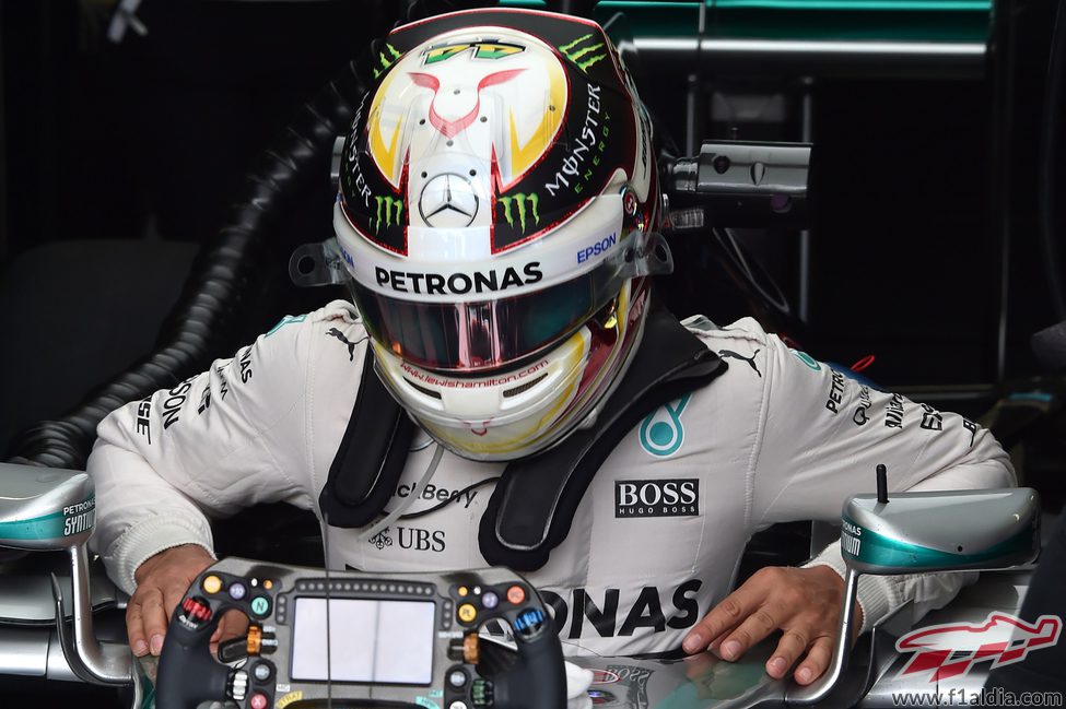 Lewis Hamilton subiéndose a su coche