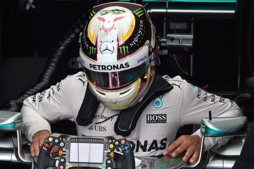 Lewis Hamilton subiéndose a su coche
