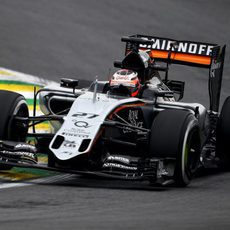 Nico Hülkenberg subiéndose a los pianos