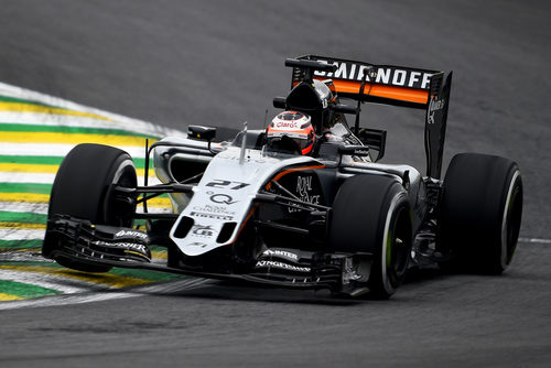 Nico Hülkenberg subiéndose a los pianos