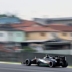 Sergio Pérez rodando con São Paulo al fondo