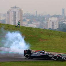 Fernando Alonso rompe el motor de su coche