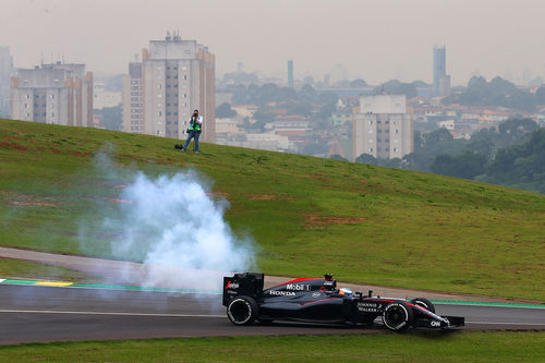 Fernando Alonso rompe el motor de su coche