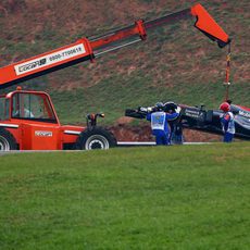 El coche de Fernando Alonso es retirado por la grúa