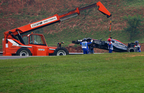 El coche de Fernando Alonso es retirado por la grúa