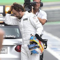 Fernando Alonso volviendo a pie al garaje