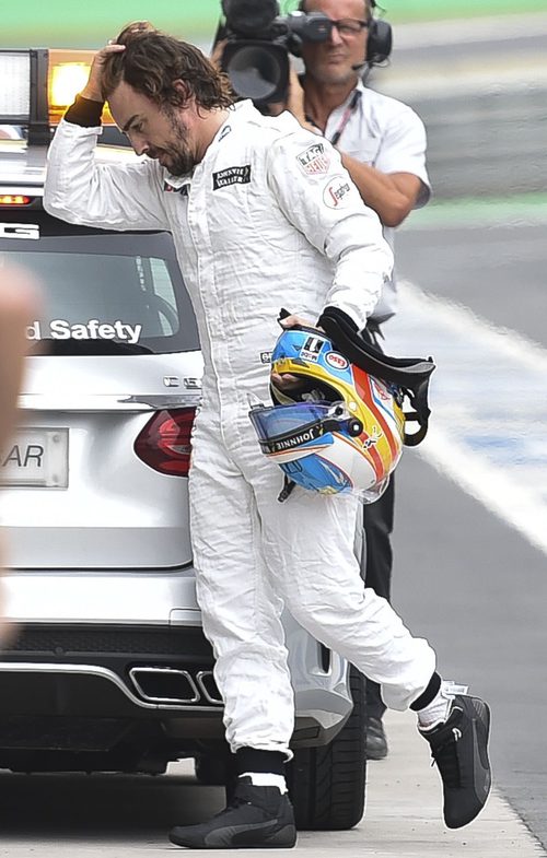 Fernando Alonso volviendo a pie al garaje