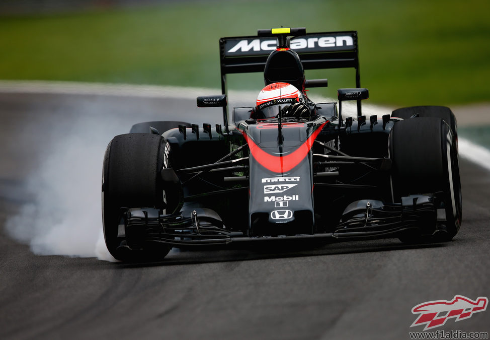 Jenson Button pasándose de frenada