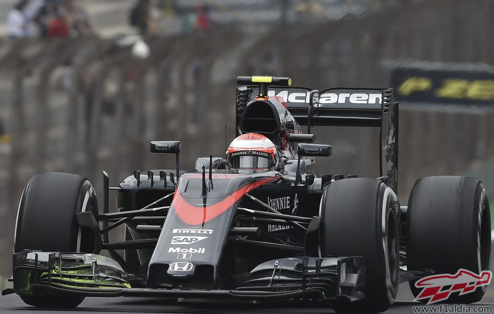 Jenson Button realizando evaluaciones aerodinámicas