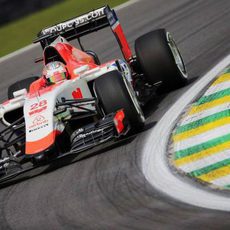 Will Stevens trazando una curva en Interlagos