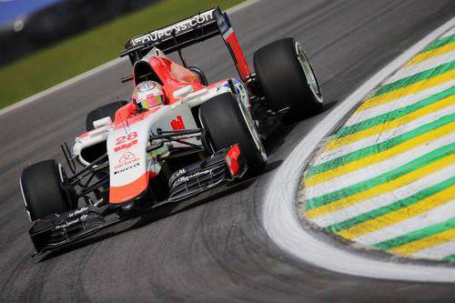 Will Stevens trazando una curva en Interlagos