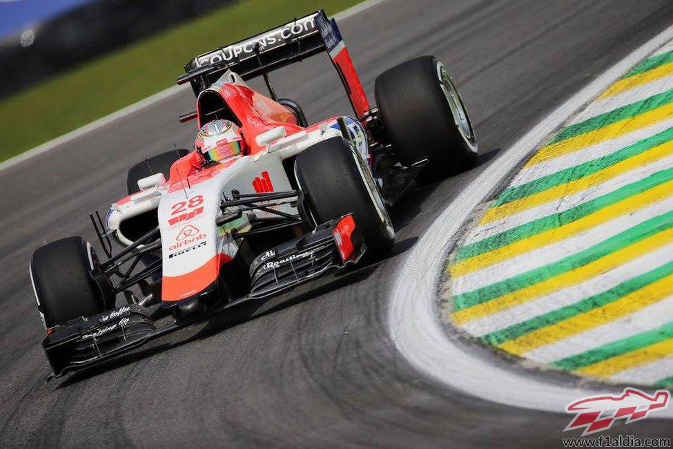 Will Stevens trazando una curva en Interlagos