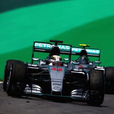 Lewis Hamilton queda a menos de una décima de Nico Rosberg