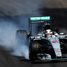 Lewis Hamilton pasándose de frenada