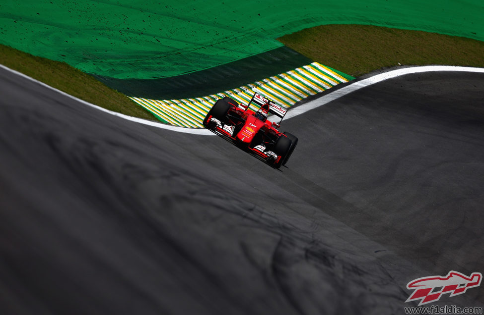 Kimi Raikkonen con problemas en la curva 11