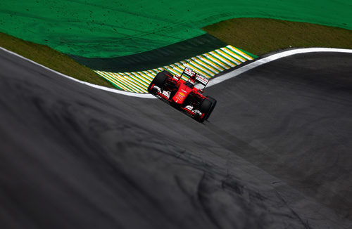 Kimi Raikkonen con problemas en la curva 11