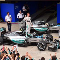 Nico Rosberg celebra la victoria subido en su coche