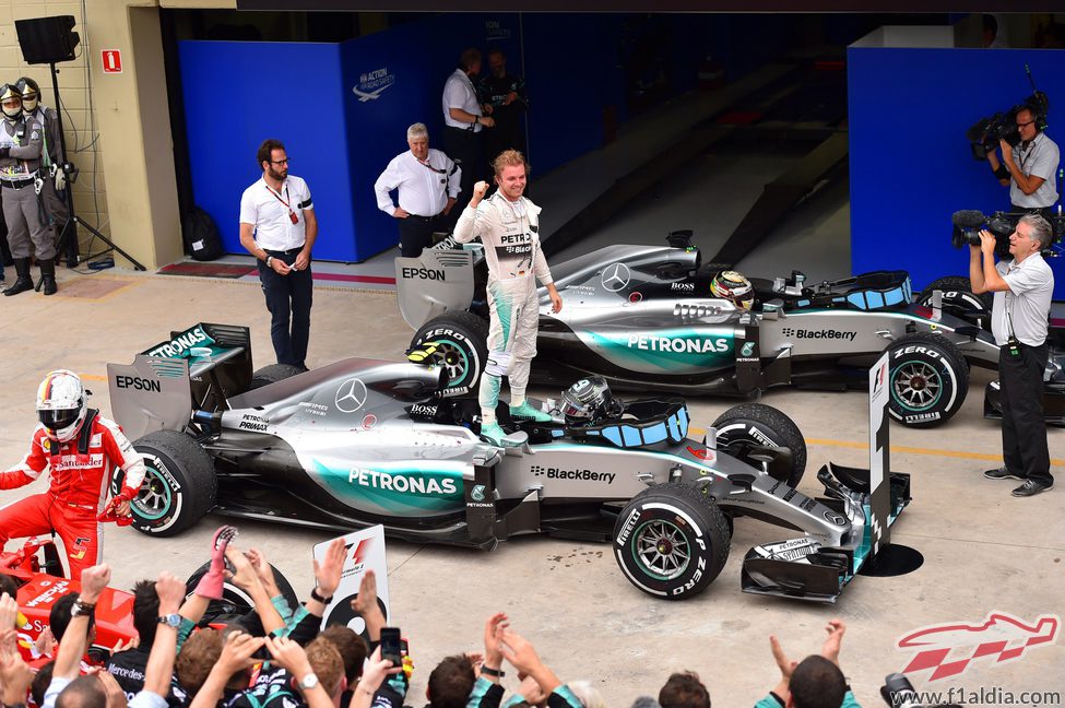 Nico Rosberg celebra la victoria subido en su coche