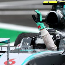Nico Rosberg saluda desde el coche al ganar en Brasil