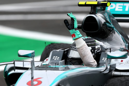 Nico Rosberg saluda desde el coche al ganar en Brasil