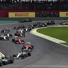 Paso por la primera curva en Interlagos