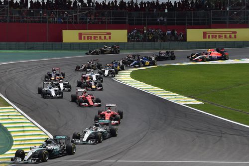 Paso por la primera curva en Interlagos