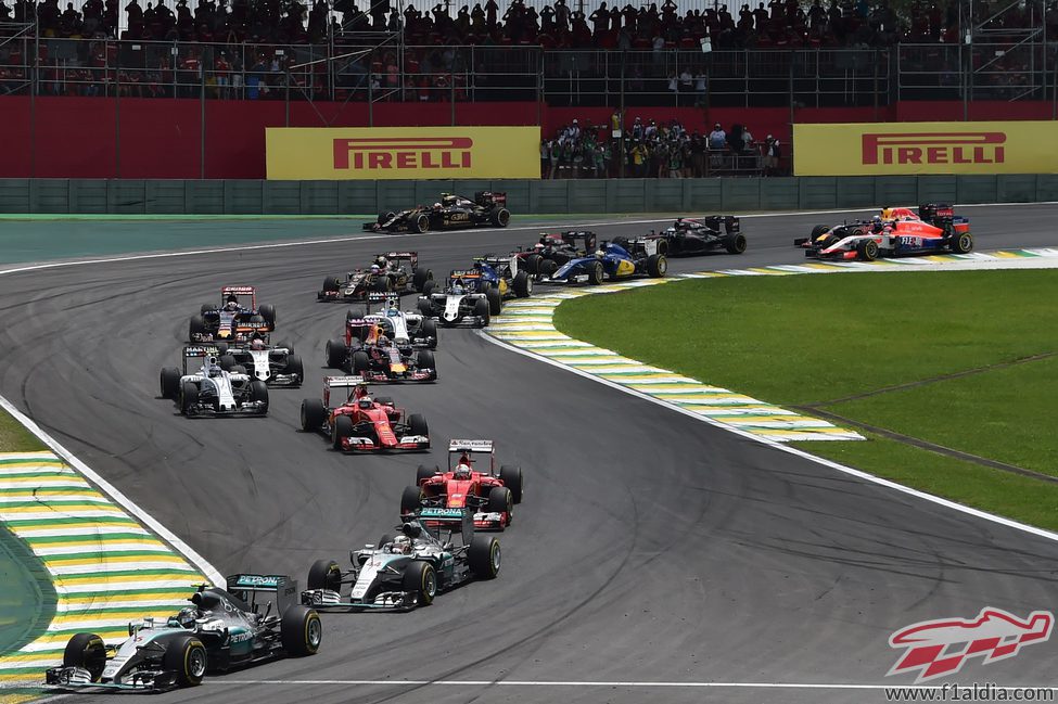 Paso por la primera curva en Interlagos