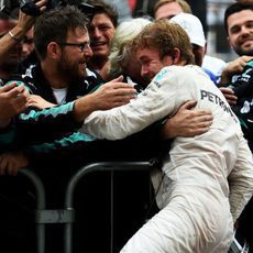 Nico Rosberg abraza a su equipo en Brasil