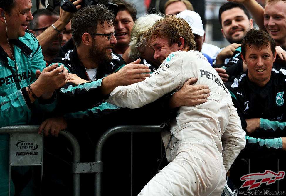 Nico Rosberg abraza a su equipo en Brasil