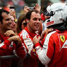 Sebastian Vettel recibe felicitaciones por su podio