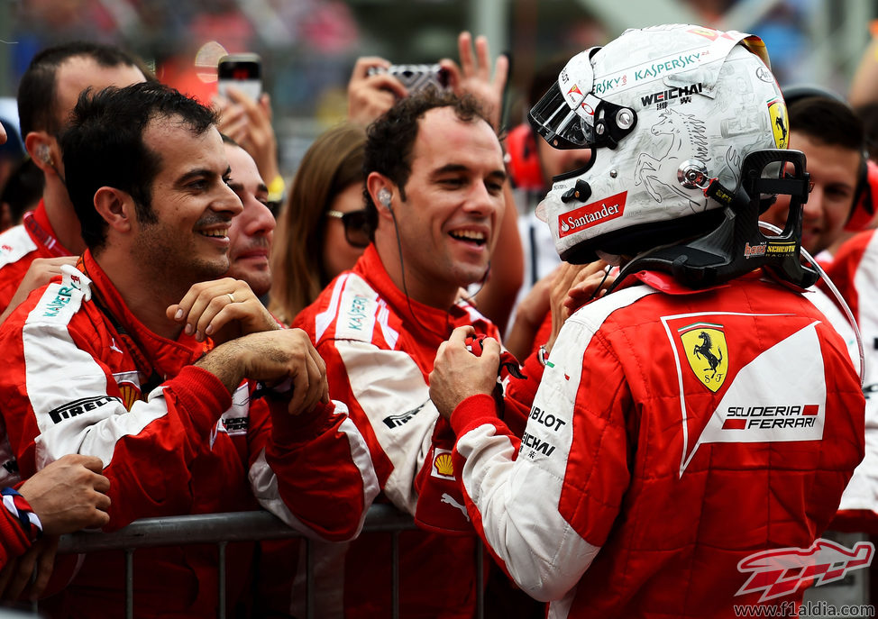 Sebastian Vettel recibe felicitaciones por su podio