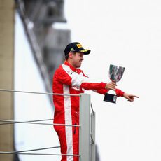 Sebastian Vettel dedica el podio a Ferrari