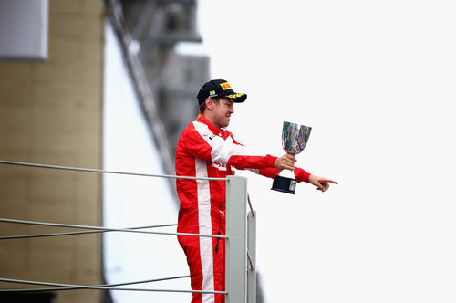 Sebastian Vettel dedica el podio a Ferrari