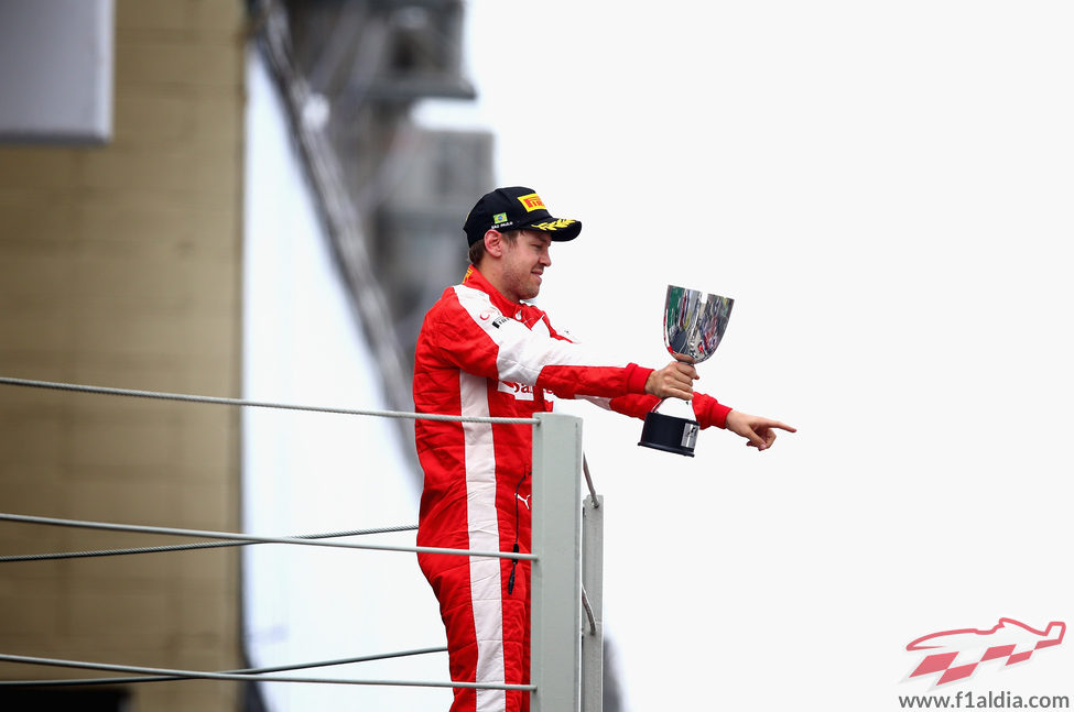 Sebastian Vettel dedica el podio a Ferrari